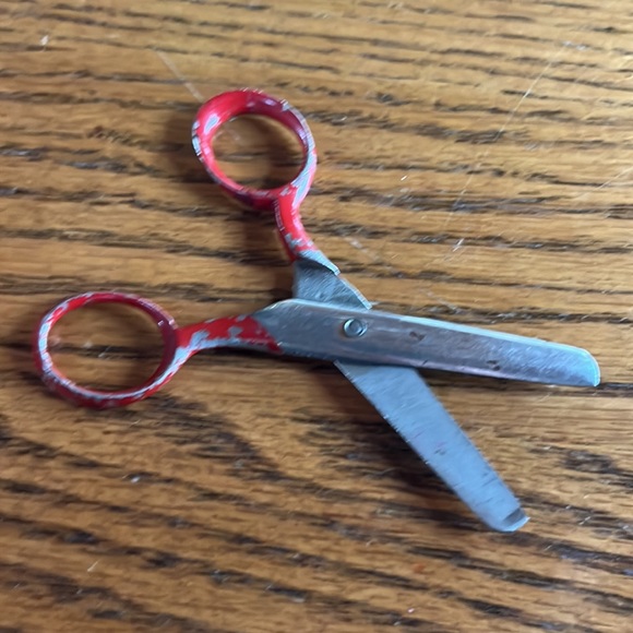 Vintage children’s school scissors, red painted handled blunt end silver tone - Picture 3 of 4